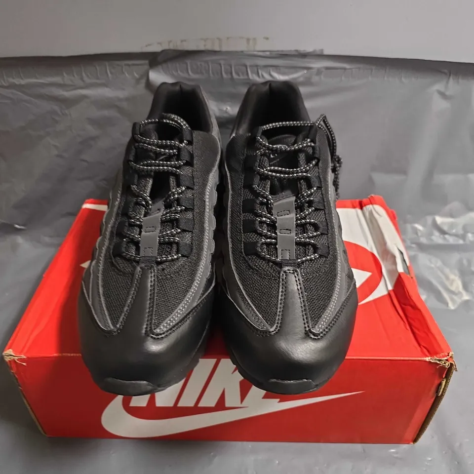 BOXED PAIR OF NIKE AIR MAX 95 TT TRAINERS - UK SIZE 8.5