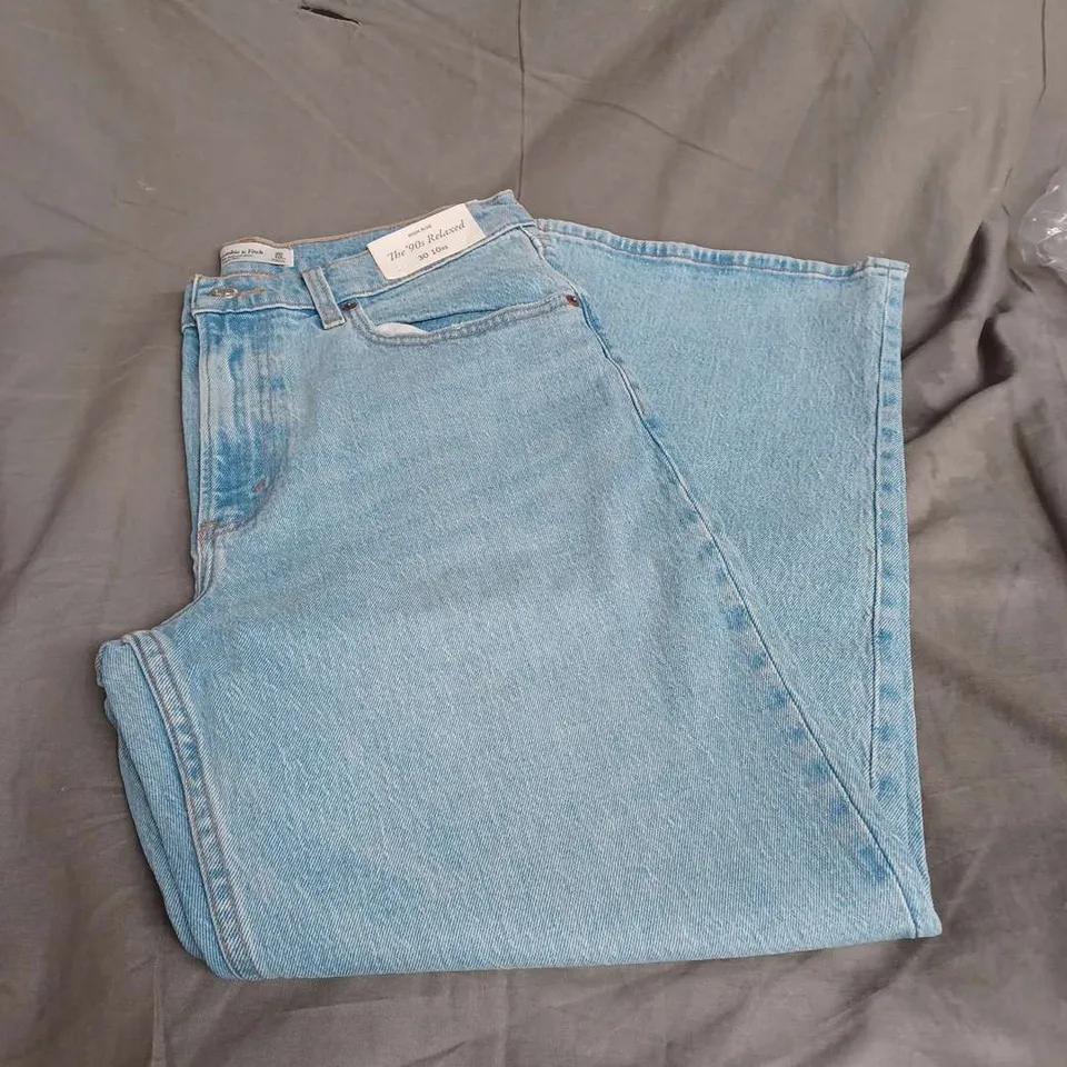 ABERCROMBIE & FITCH THE 90S RELAXED HIGH RISE JEAN IN LIGHT BLUE DENIM SIZE 30/10X SHORT