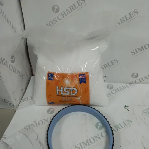 LOT OF APPROX 4 ITEMS TO INCLUDE CHRISTMAS DECOR, HIMALAYAN SALT AND TRANSPORTER BELTS
