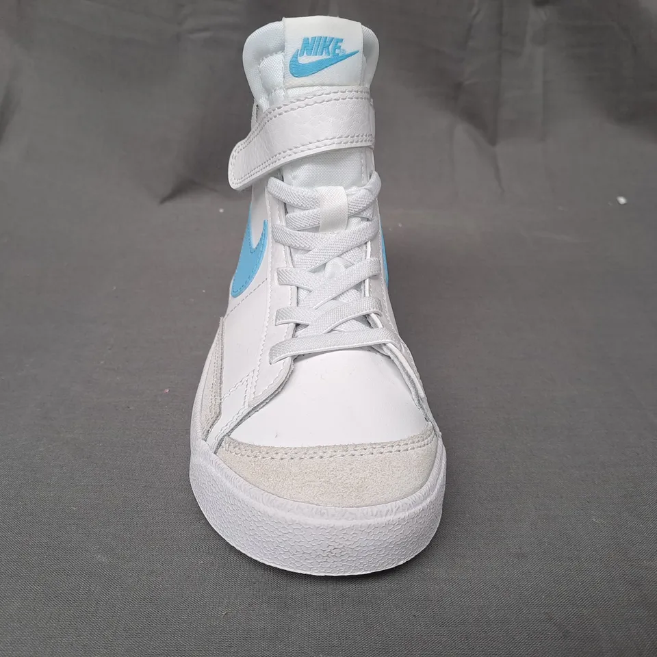 PAIR OF NIKE SHOES IN WHITE/BLUE UK SIZE 12