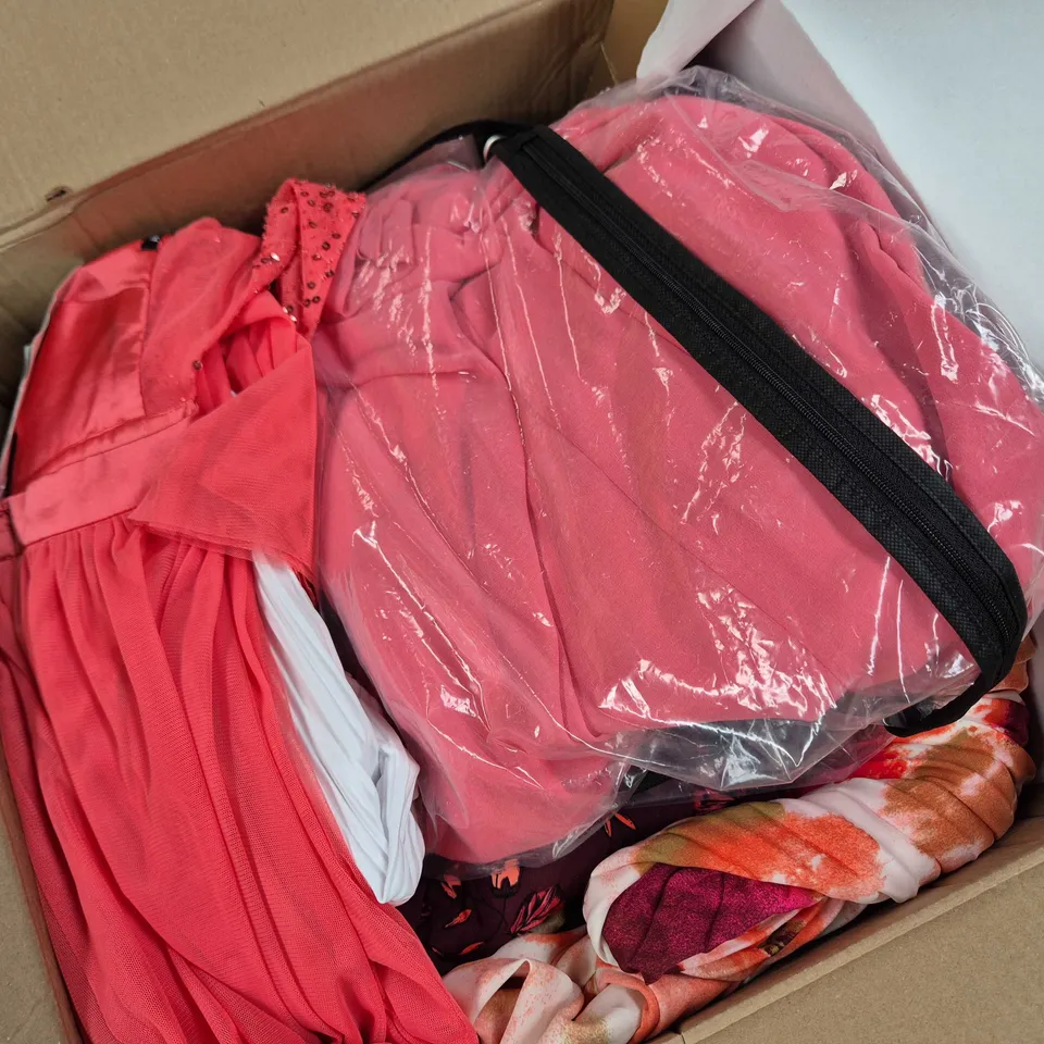 APPROXIMATELY 60 ASSORTED WOMENS DRESSES CLOTHING ITEMS IN VARIOUS SIZES, STYLES & COLOURS TO INCLUDE BRANDS SUCH AS MAMA:LICIOUS, VERA MONT, COCONUDA, ETC - COLLECTION ONL