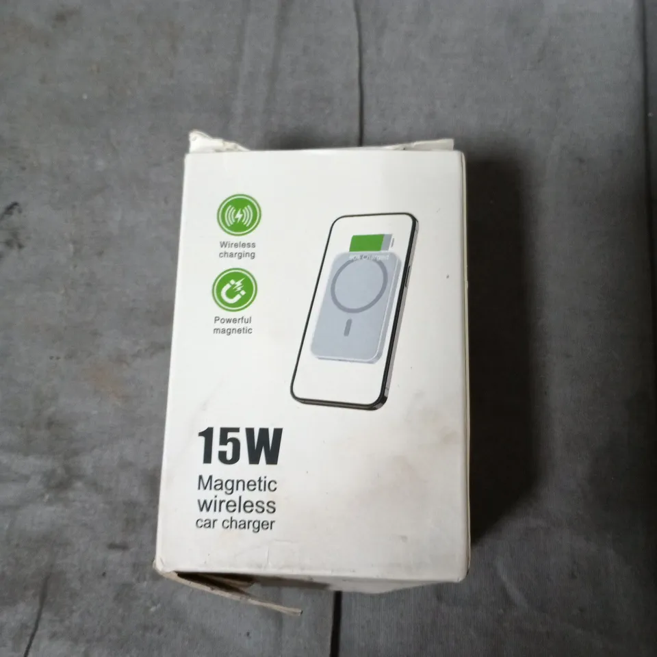 BOX OF APPROXIMATELY 10 ASSORTED AUTOMOTIVE ITEMS INCLUDING X10 BIKE CHAIN , WIRELESS CAR ADAPTER AND MAGNETIC WIRELESS CAR CHARGER