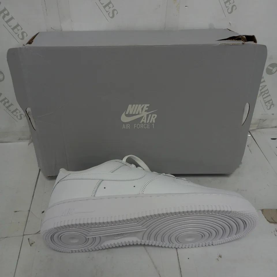 BOXED PAIR OF NIKE AIR FORCE 1 WHITE SIZE UK 9.5 