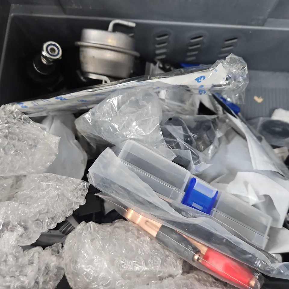 TOTE OF APPROXIMATELY 10 ASSORTED VEHICLE ITEMS TO INCLUDE - SCHWALBE CLIK VALVE CONVERSION KIT , AIR FLITER ETC