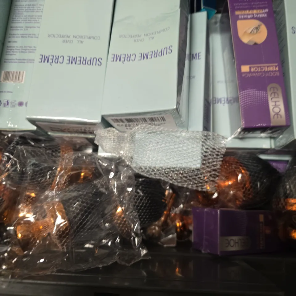 APPROXIMATELY 15 ASSORTED HEALTH & BEAUTY ITEMS TO INCLUDE - TANNING BRUSH , SUPREME CREME ETC