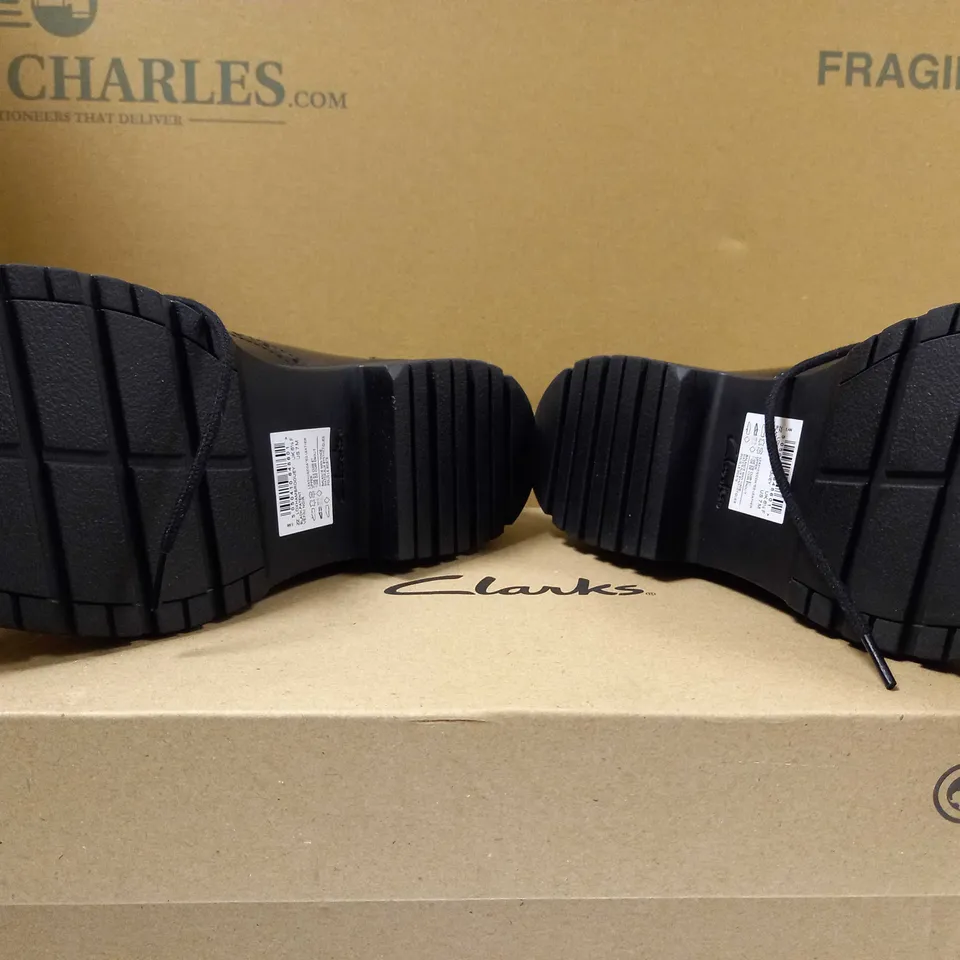 BOXED PAIR OF CLARKS BLACK LOXHAM BROGUE/SHOE - SIZE 6.5F