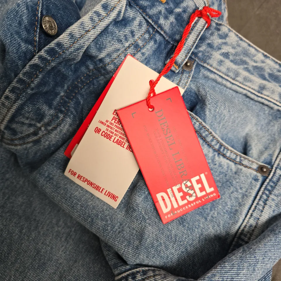 DIESEL 1996 RELAXED FIT JEANS IN BLUE - W26L32