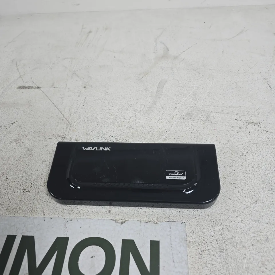 APPROXIMATELY 10 ASSORTED ELECTRICAL ITEMS INCLUDING SKY REMOTE AND WAV LINK