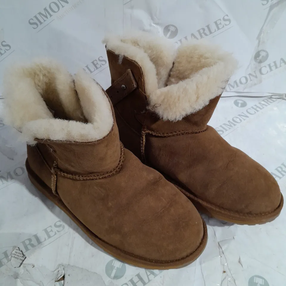 BOXED PAIR OF EMU AUSTRALIA SUMMERLANDS BOOTS BROWN SIZE 6