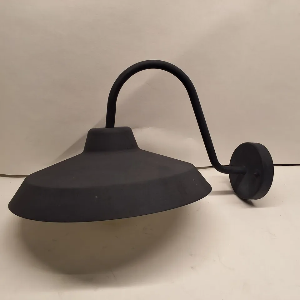 BLACK WALL-MOUNTED LIGHT WITH CURVED ARM AND SHADE