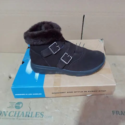 BOXED PAIR OF SKECHERS - SIZE 4.5