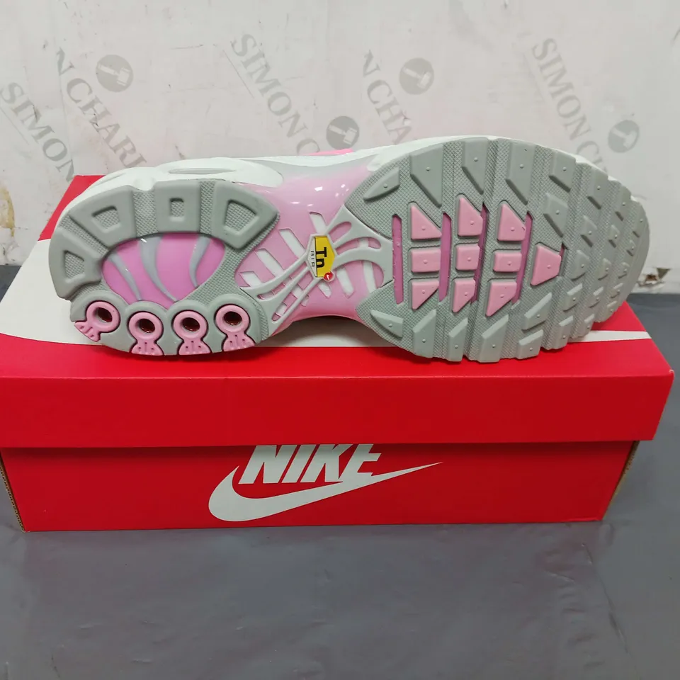BOXED PAIR OF WOMENS NIKE AIR MAX PLUS TRAINERS SIZE 8