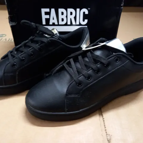 BOXED PAIR OF FABRIC BLAK TRAINERS - 7(40)