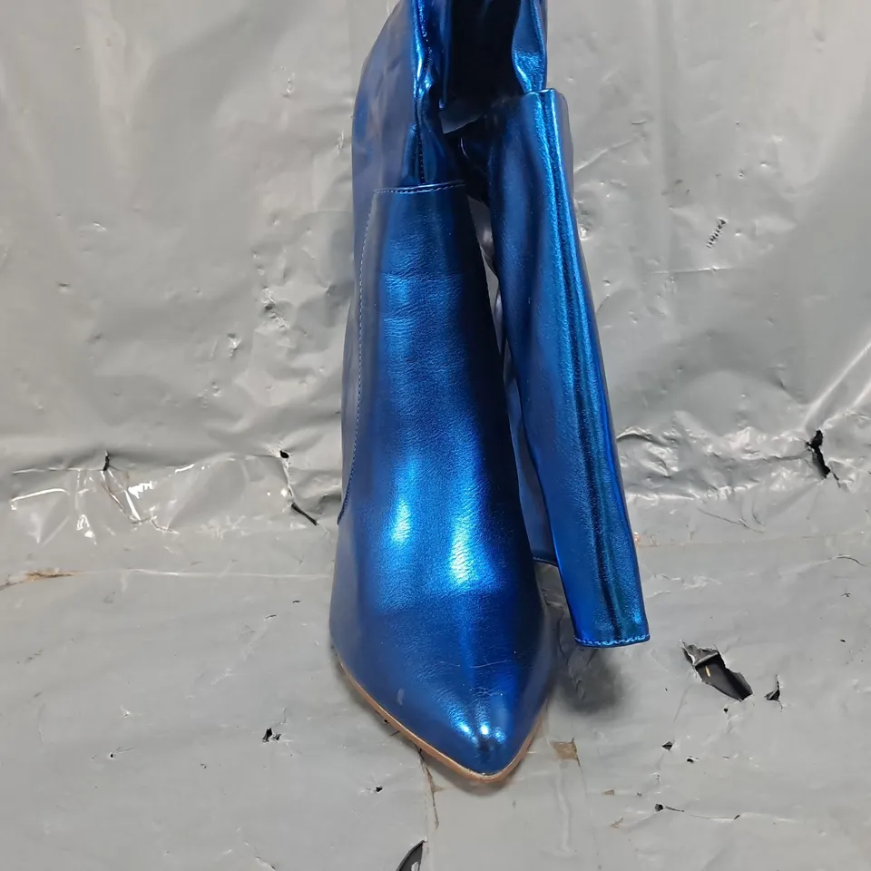 BOXED PAIRED OF ESSEX GLAM POINTED TOE STILETTO HEEL KNEE HIGH BOOTS IN METALLIC BLUE SIZE UK 6