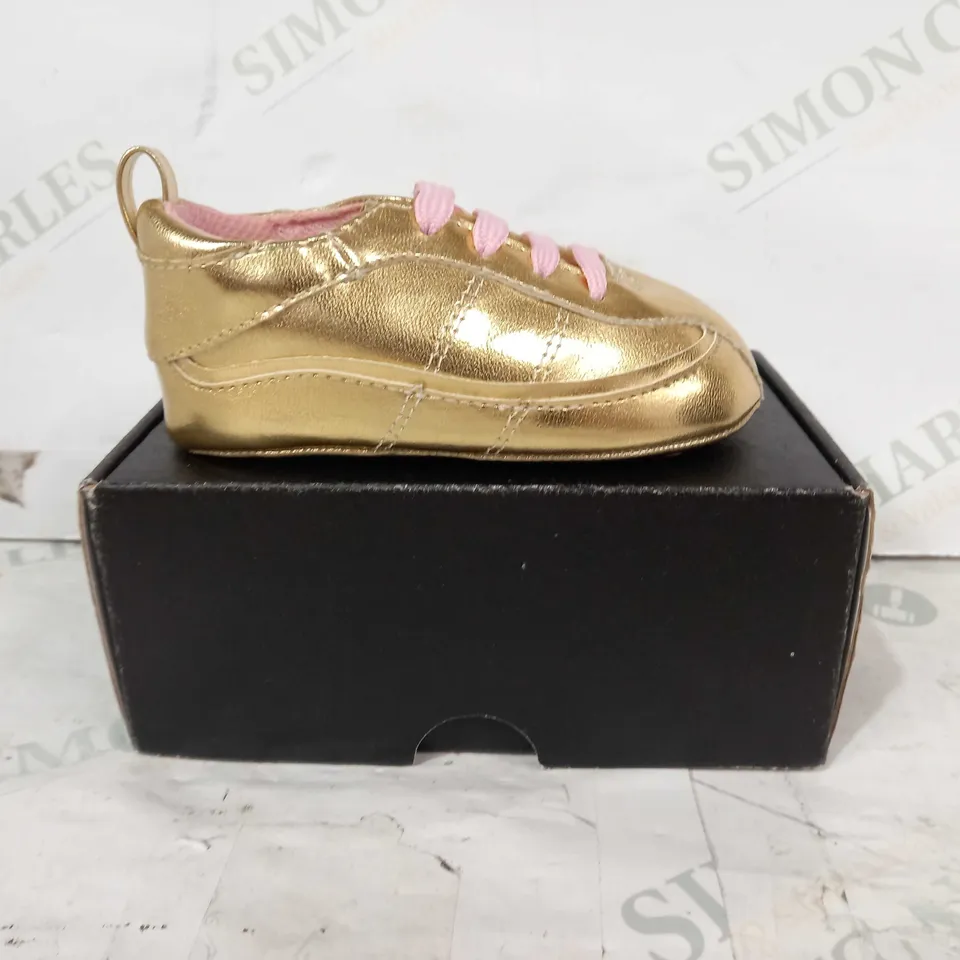 BOXED PAIR OF TRUMPETTE BABY SHOES IN METALLIC GOLD/PINK SIZE 5