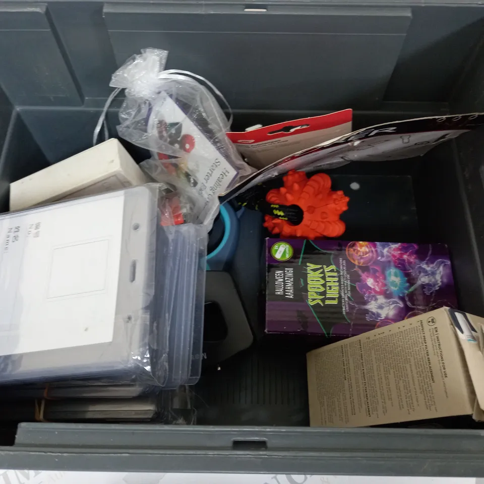 LOT OF ASSORTED HOUSEHOLD ITEMS TO INCLUDE PERSONAL ALARMS, USB LIGHT AND HALLOWEEN LIGHTS