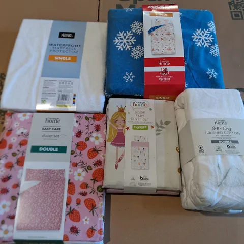 BOX OF APPROXIMATELY 12 ASSORTED BEDDING AND SOFT FURNISHING  ITEMS TO INCLUDE - FITTED WHEEG DOUBLE , DUVET SET DOUBLE , WATERPROOF MATTRESS PROTECTOR SINGLE ETC