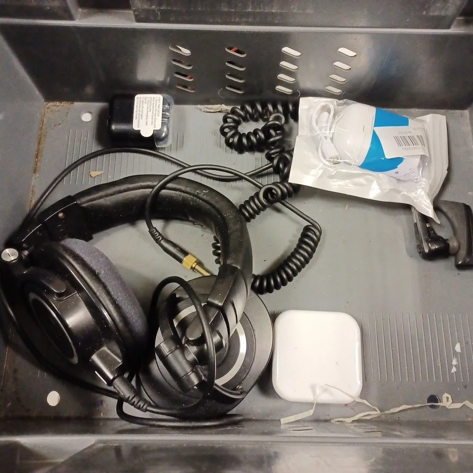 BOX TO CONTAIN APPROX. 10 X ASSORTED AUDIO PRODUCTS. INCLUDES HEADPHONE & EARPHONES. BRANDS VARY 