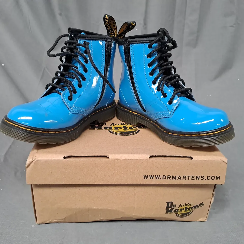 BOXED PAIR OF DR MARTENS KIDS BOOTS IN BLUE UK SIZE 9