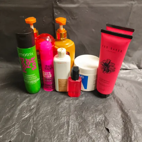 APPROXIMATEY 20 ASSORTED HEALTH AND BEAUTY PRODUCTS TO INCLUDE - MATRIX HYDRATING SHAMPOO - BEDHEAD SMOOTHING CREAM - TED BAKER BODY LOTION - ETC