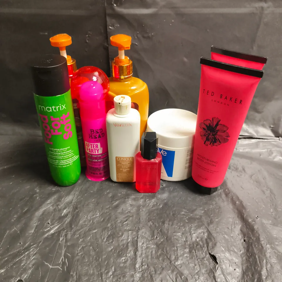 APPROXIMATEY 20 ASSORTED HEALTH AND BEAUTY PRODUCTS TO INCLUDE - MATRIX HYDRATING SHAMPOO - BEDHEAD SMOOTHING CREAM - TED BAKER BODY LOTION - ETC