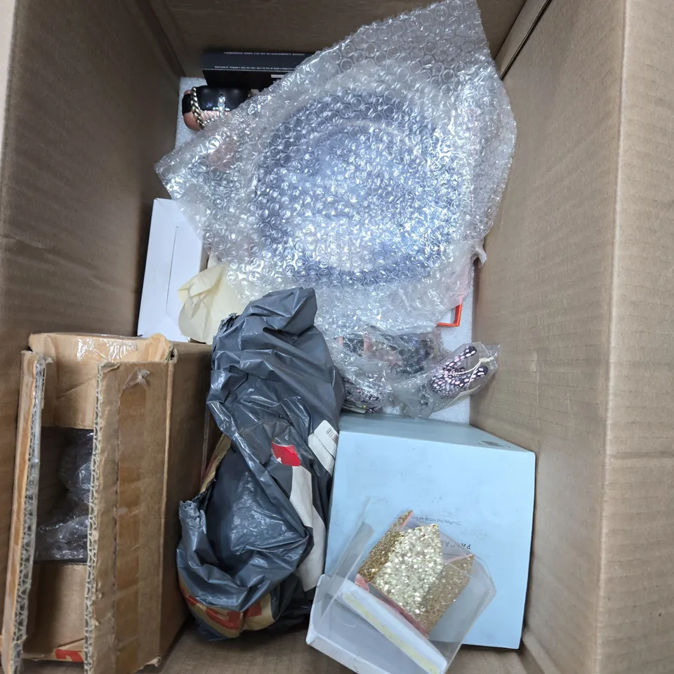 BOX OF APPROXIMATELY 10 ASSORTED HOUSEHOLD ITEMS TO INCLUDE - JERSEY SHEET - PIGGY BANK - SILICONE PLACEMAT - ETC