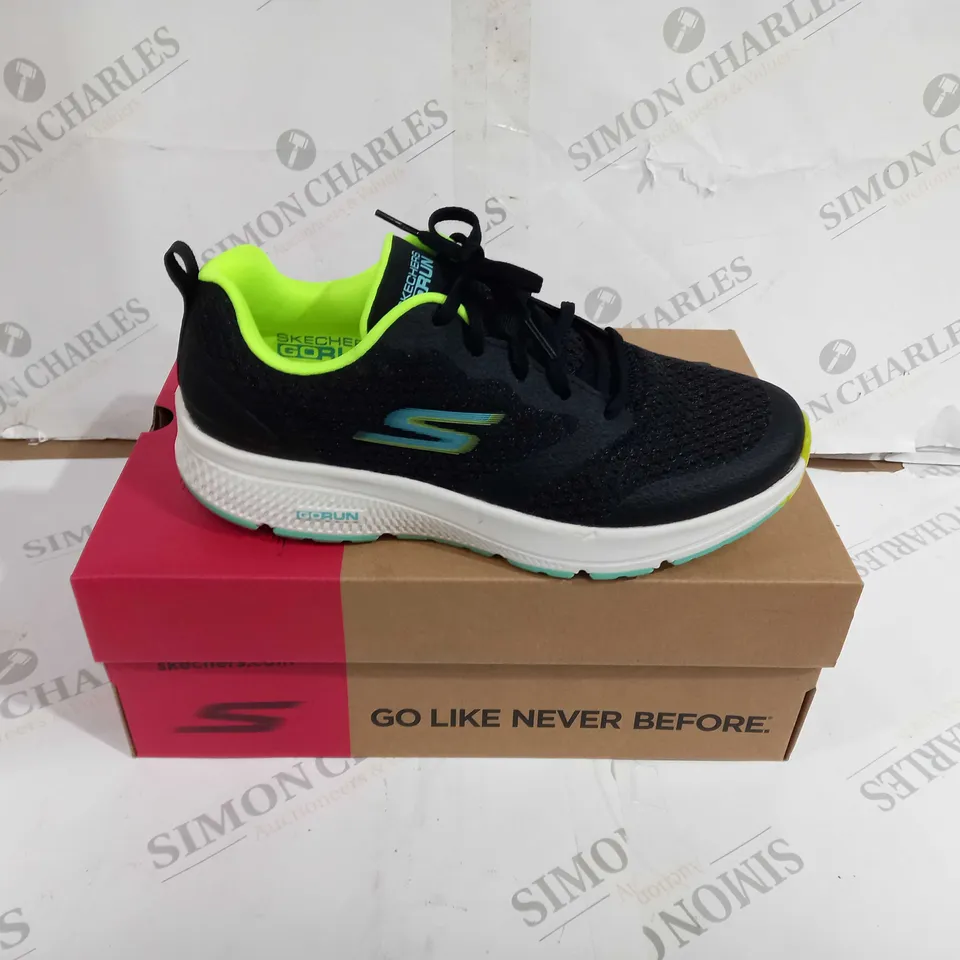 BOXED PAIR OF SKECHERS GO RUN PERFORMANCE SHOES BLACK/LIME UK SIZE 6