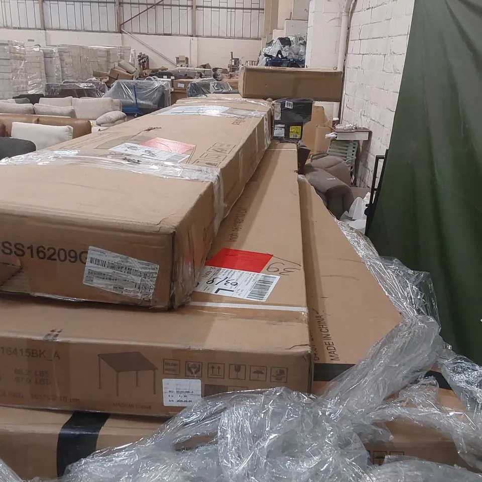 PALLET CONTAINING A VERY LARGE QUANTITY OF ASSORTED GARDEN PERGOLAS AND RELATED ITEMS ECT