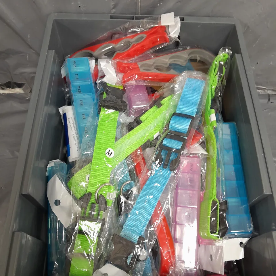 APROXIMATELY 15 ASSORTED HOUSEHOLD ITEMS TO INCLUDE DOG LEADS , HOSES , ETC 