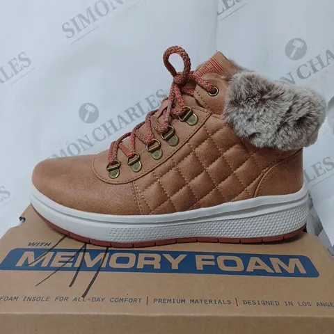 BOXED SKECHERS BOBS SKIPPER WAVE DIAMOND QUILTS BOOTS, CHESTNUT - SIZE 4.5