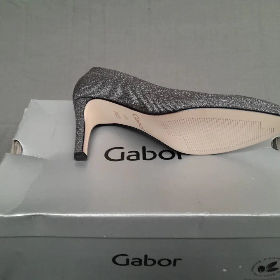 BOXED PAIR OF GABOR DANE HEEL IN SILVER GLITTER SIZE 4 1/2