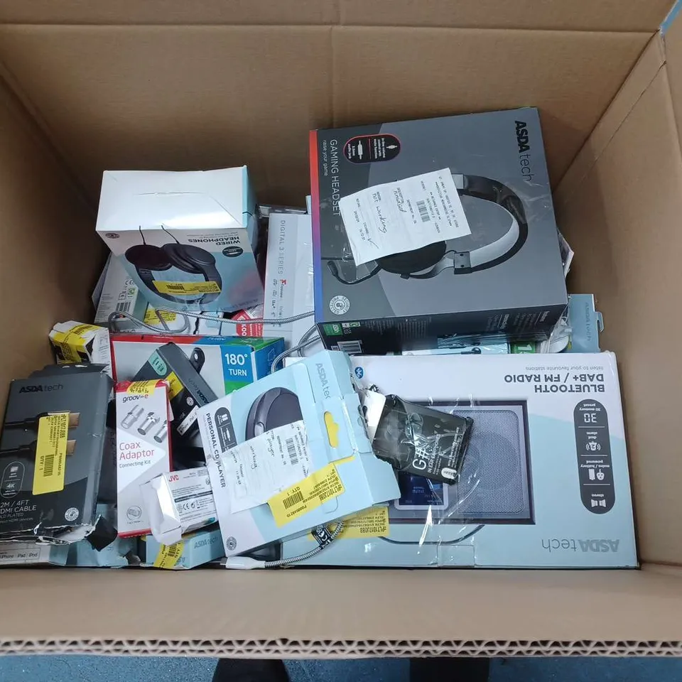 LOT OF APPROXIMATELY 30 ELECTRICAL ITEMS TO INCLUDE FIRESTICK, HEADPHONES AND DVD PLAYER