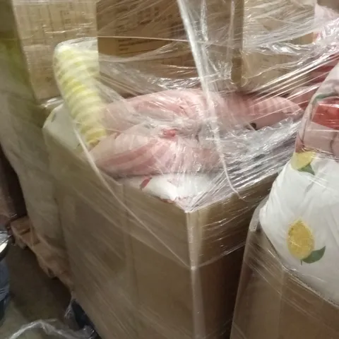 PALLET CONTAINING A LARGE QUANTITY OF CUSHIONS