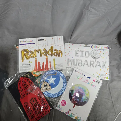 A TOTE OF ASSORTED ITEMS TO INCLUDE PARTY DECORATIONS ASSORTMENT: RAMADAN AND EID MUBARAK BANNERS, FOIL BALLOONS AND DECORATIVE CARDS