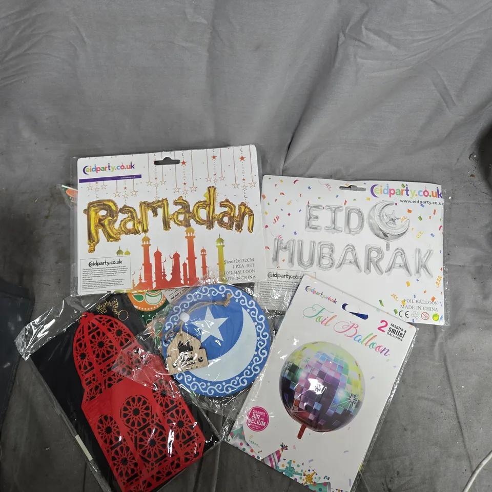 A TOTE OF ASSORTED ITEMS TO INCLUDE PARTY DECORATIONS ASSORTMENT: RAMADAN AND EID MUBARAK BANNERS, FOIL BALLOONS AND DECORATIVE CARDS