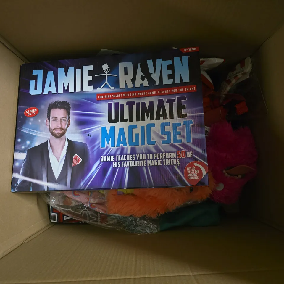 APPROXIMATELY 10 ASSORTED TOYS & GAMES TO INCLUDE JAMIE RAVE ULTIMATE MAGIC SET, FUGGLERS PATRICK PLUSH, GARRETT RICHARDS BOBBLHEAD, ETC
