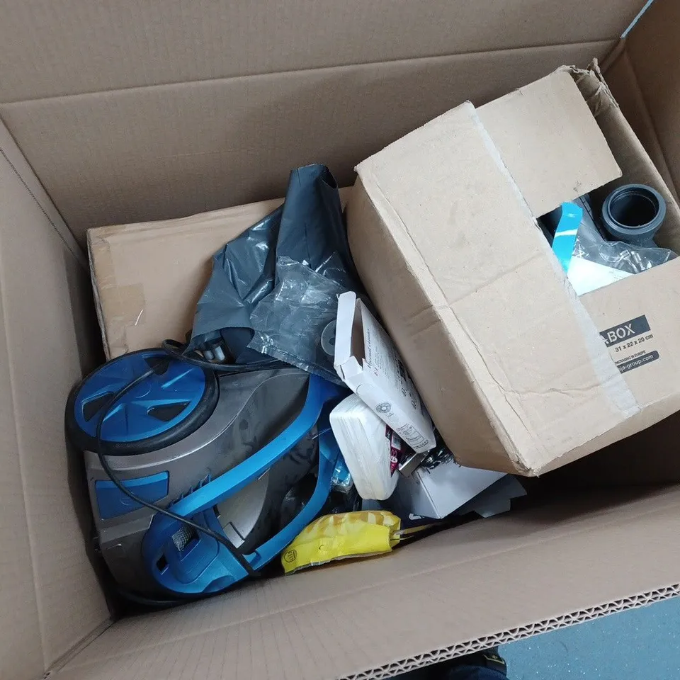BOX OF APPROX 10 ASSORTED ITEMS TO INCLUDE - SHARK CORDLESS VACUUM - PORTABLE FAN - WIRELESS CONTROLLER CECHZC2U ECT