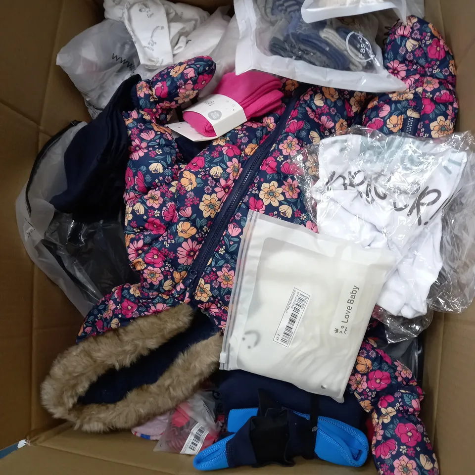 BOX OF APPROXIMATELY 25 ASSORTED KIDS CLOTHING ITEMS TO INCUDE - DRESS , SHORTS , ONESEI ETC