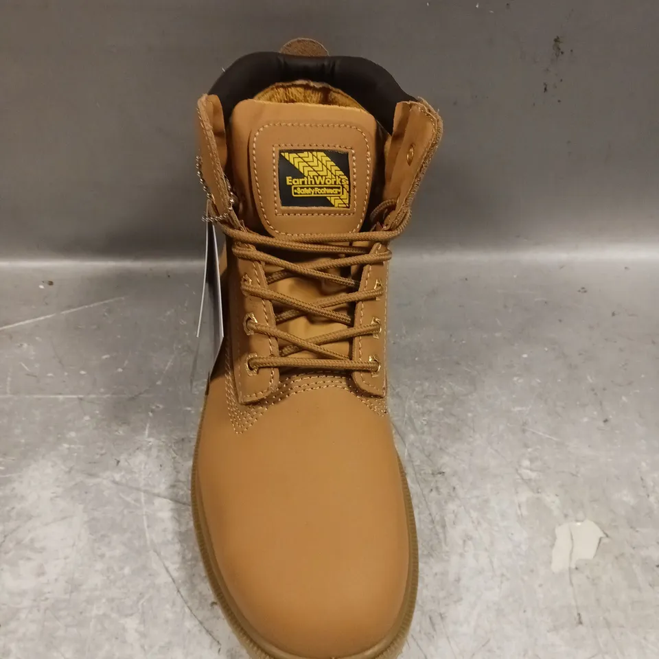 PAIR OF EARTHWORKS SAFETY BOOTS IN TAN - 7