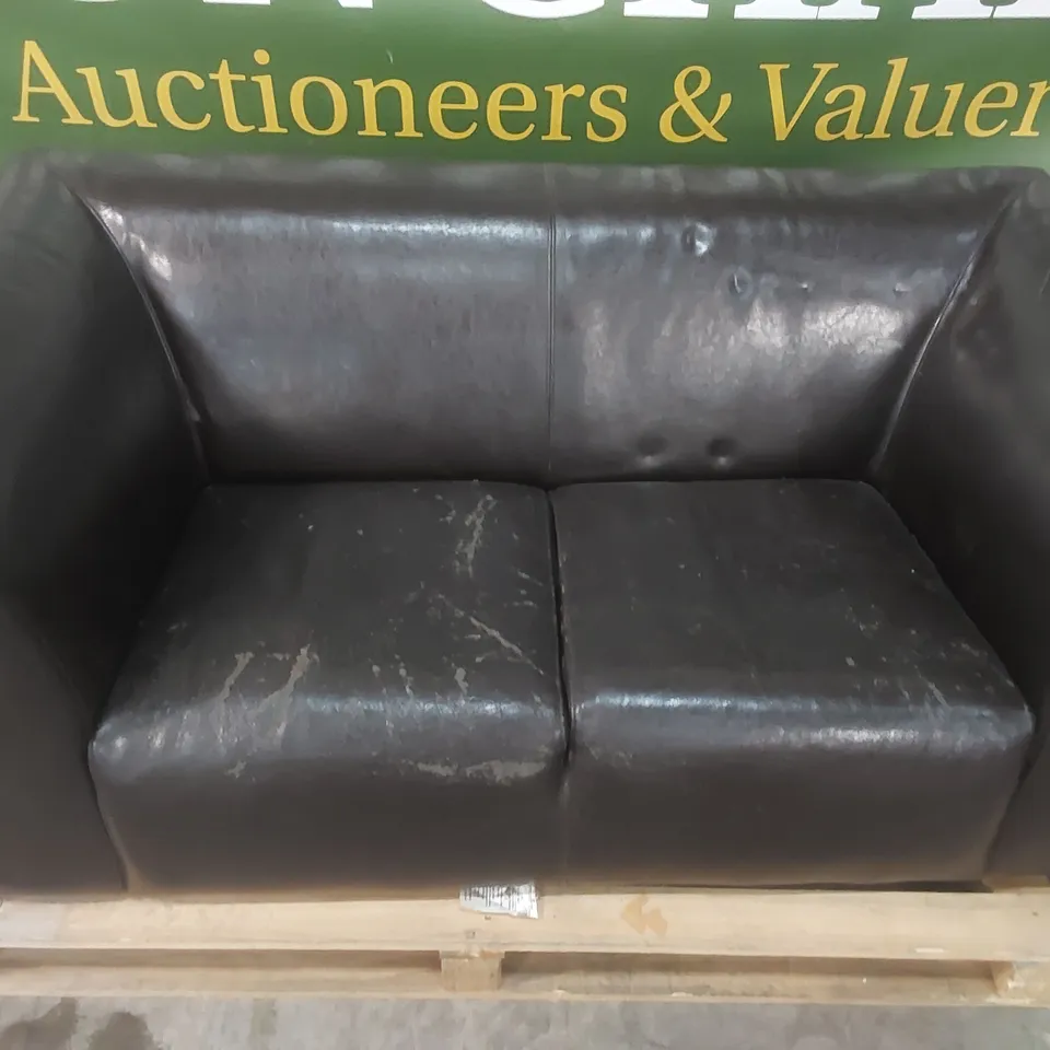 DESIGNER 2 SEATER LEATHER UPHOLSTERED SOFA 