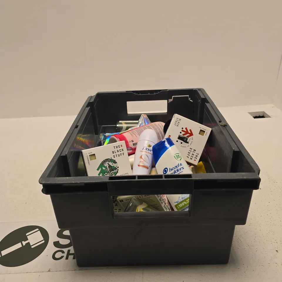 TOTE OF APPROXIMATELY 20 ASSORTED COSMETIC ITEMS TO INCLUDE THE BLACK STUFF SOAP, HEAD AND SHOUDERS, NANOGEN CONDITIONER, BEAUTY CROP CLEANSING BALM ETC