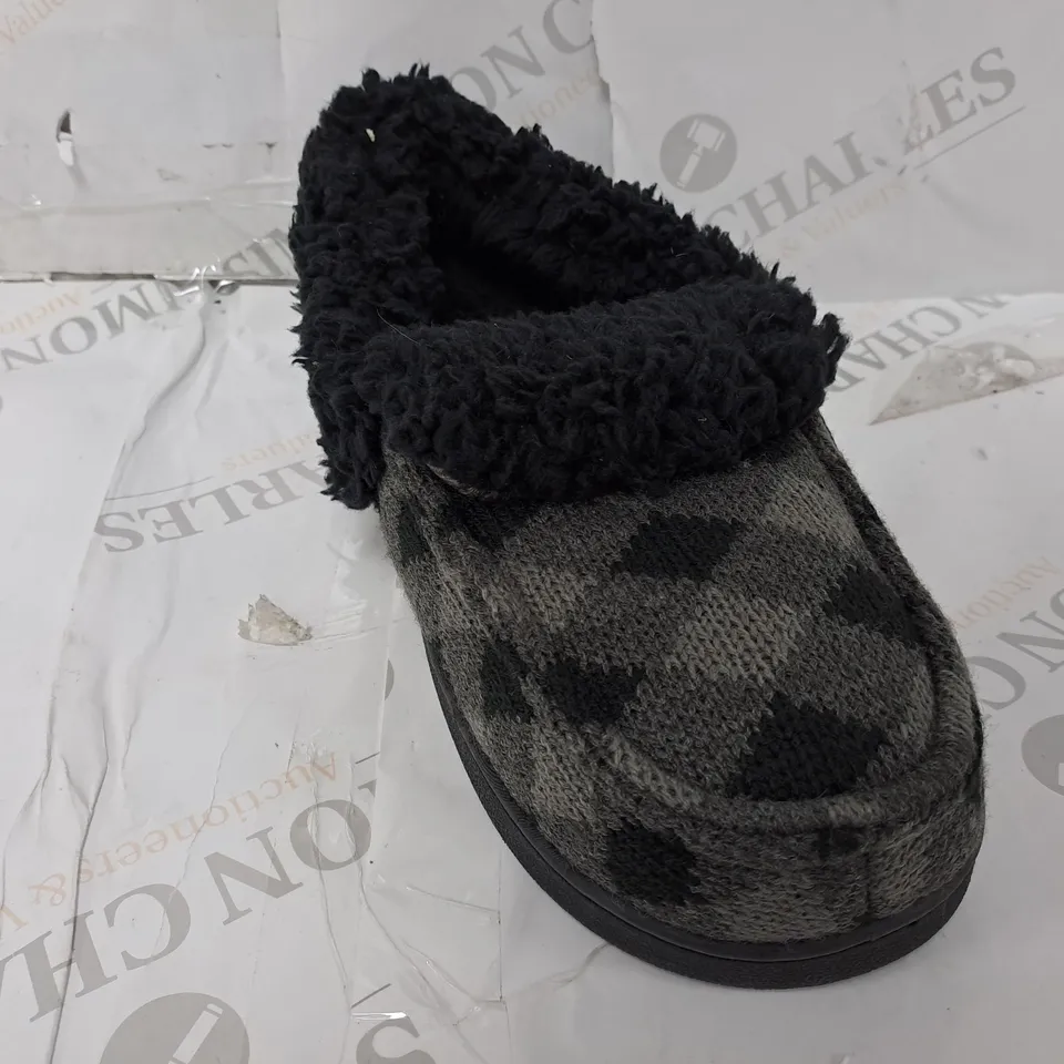 PAIR OF MUK LUKS ANAIS SLIPPERS IN BLACK/DARK GREY - SIZE 8