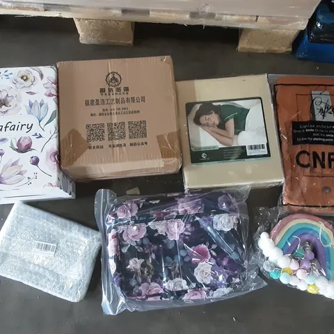 PALLET OF ASSORTED HOMEWARE ITEMS TO INCLUDE BEDSHEETS, CLOTHES, WAX BURNERS ETC