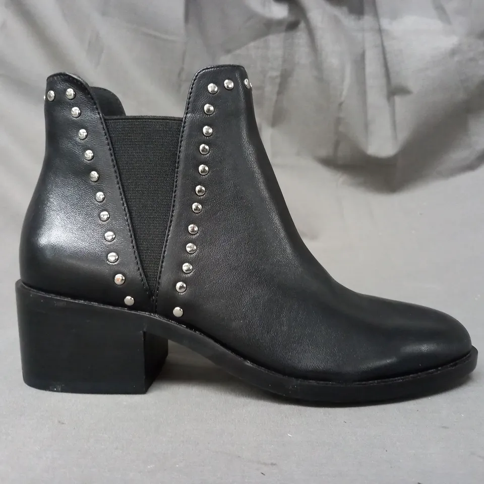 BOXED PAIR OF STEVE MADDEN CADE LEATHER ANKLE BOOTS IN BLACK EU SIZE 36