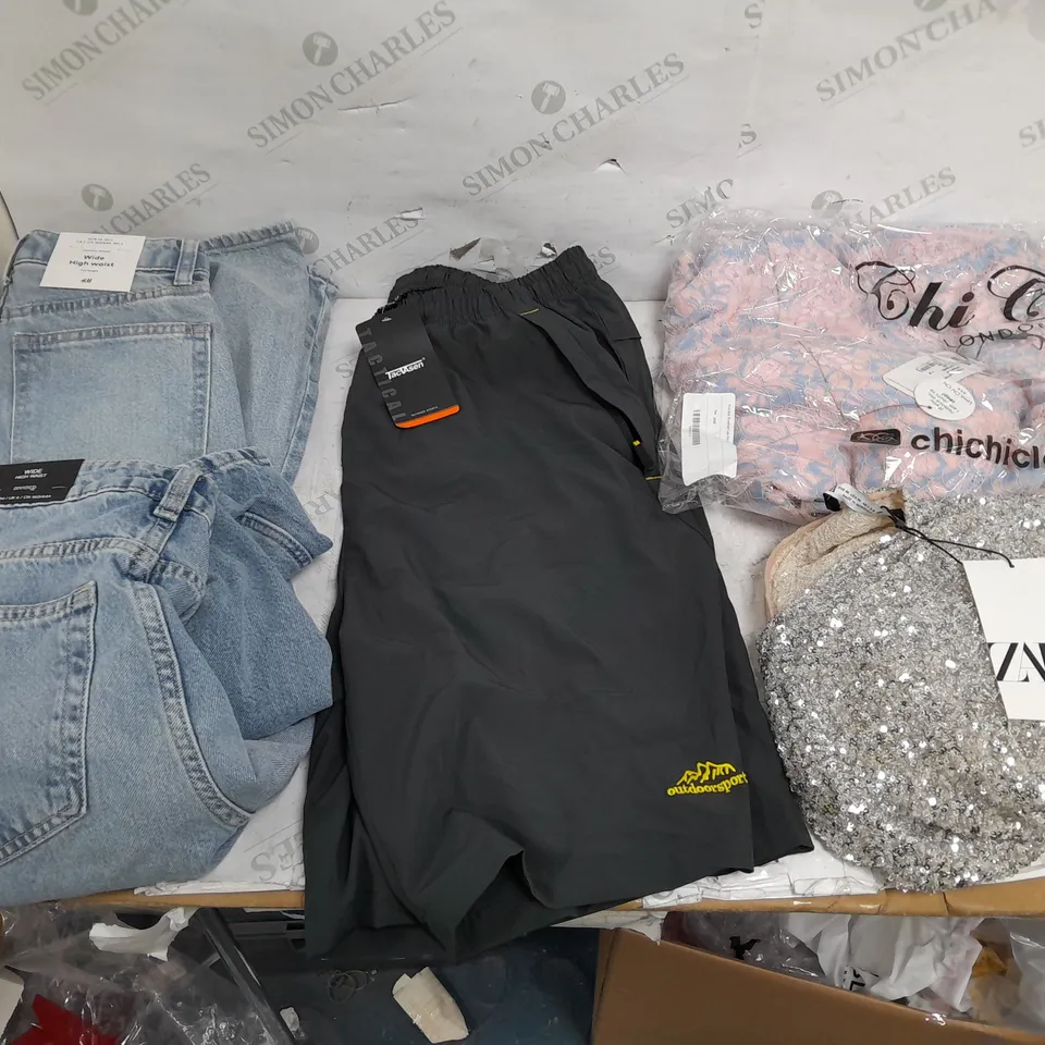 BOX OF APPROXIMATELY 18 ASSORTED ITEMS TO INCLUDE - DRESSES , JUMPERS , AND  T-SHIRTS ETC