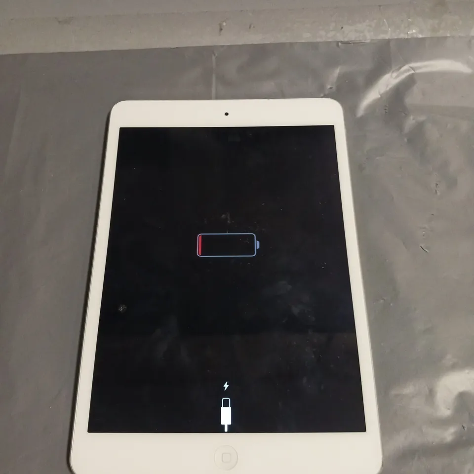 APPLE IPAD MINI 2 TABLET IN WHITE/SILVER