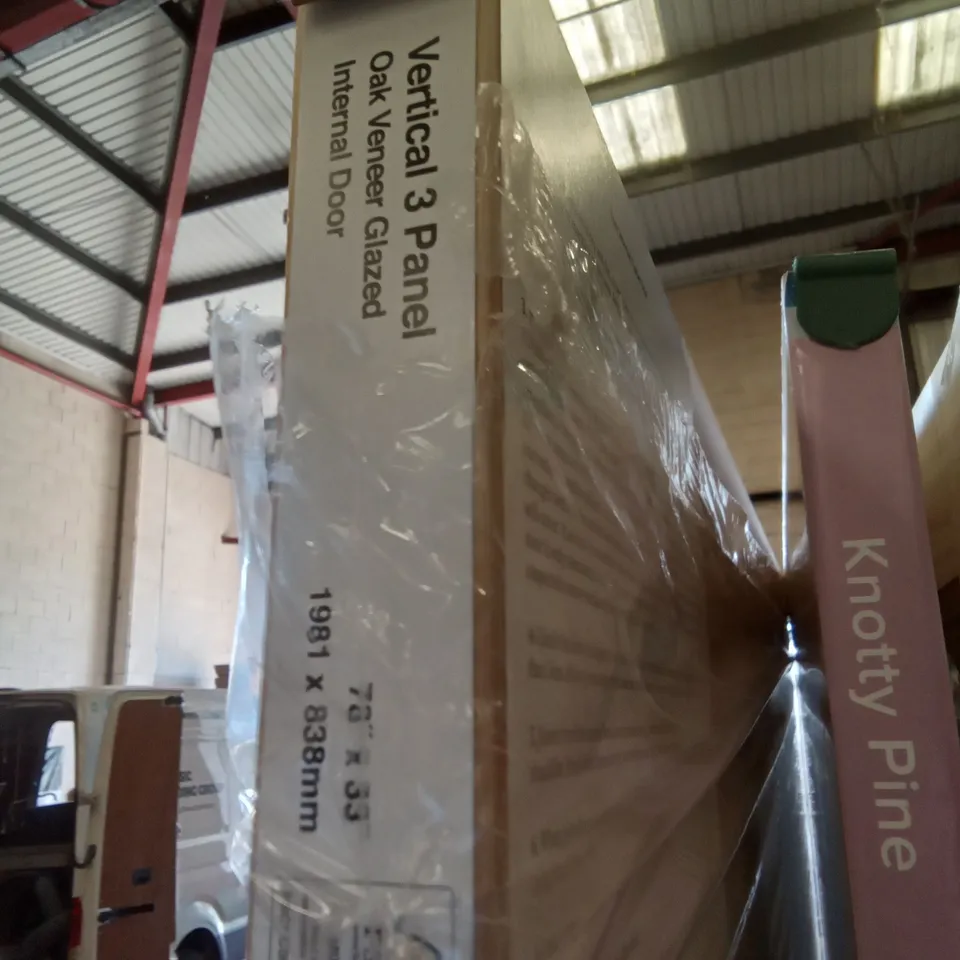 PACKAGED 1981MM X 838MM VERTICAL 3 PANEL OAK VENEER GLAZED INTERNAL DOOR 