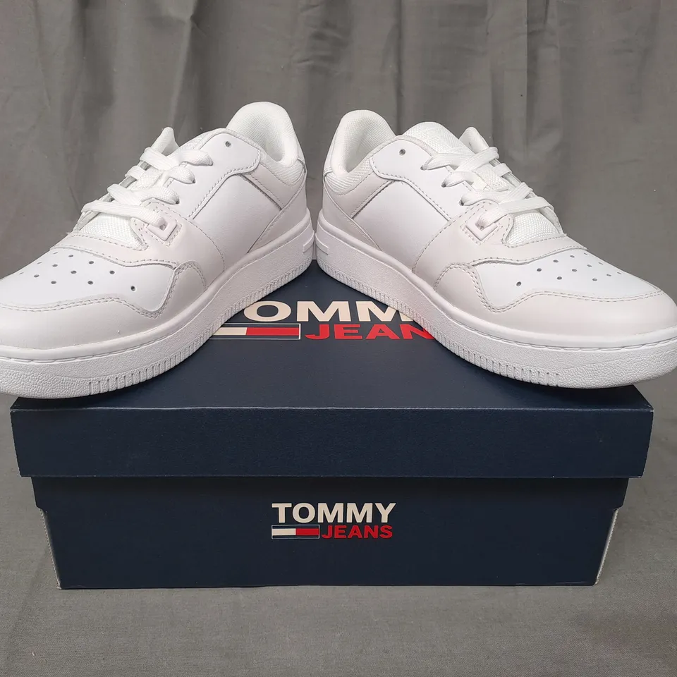 BOXED PAIR OF TOMMY JEANS RETRO BASKET SHOES IN WHITE UK SIZE 4