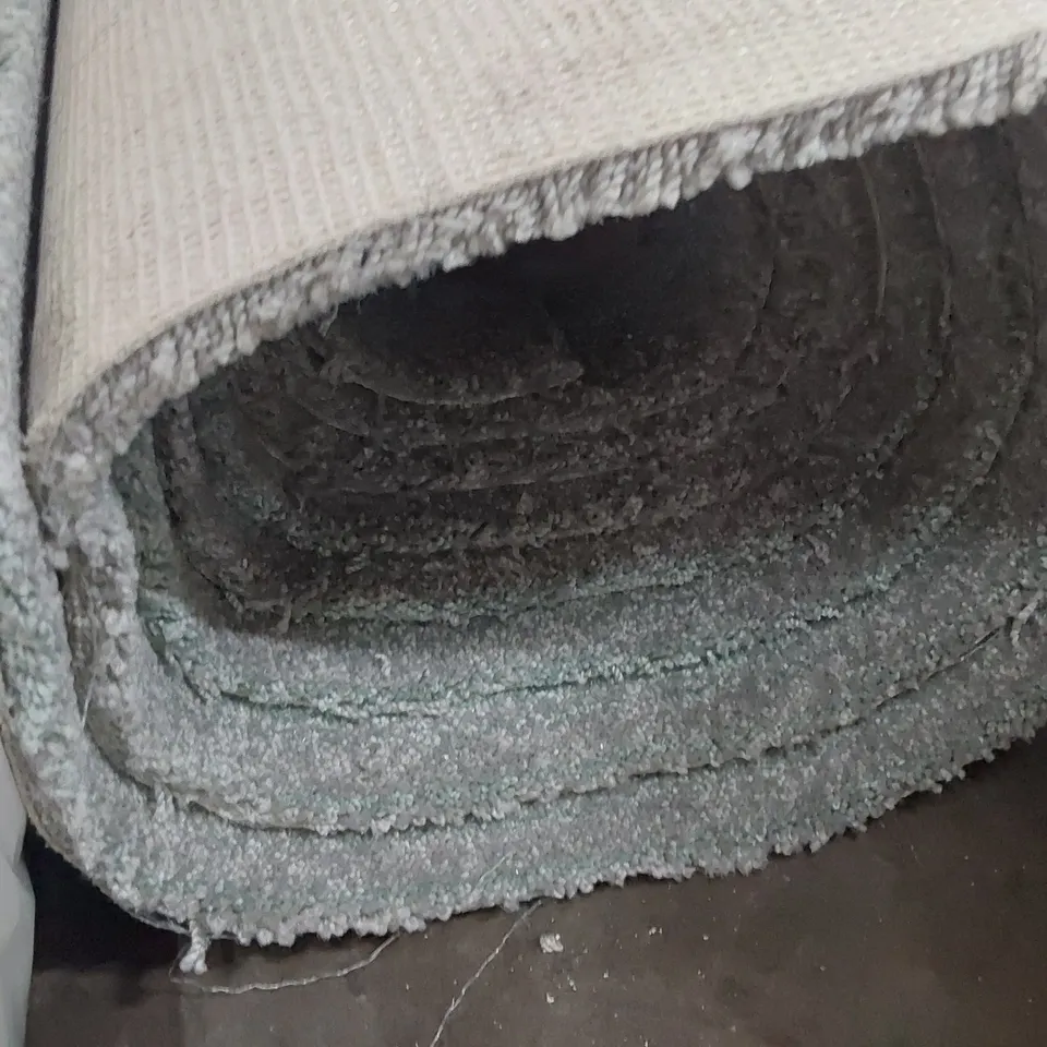ROLL OF QUALITY FREEDOM XTRA FOG CARPET APPROXIMATELY 5M × 4.8M