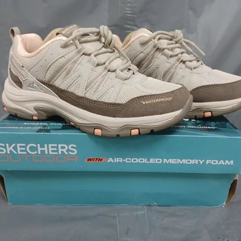 BOXED PAIR OF SKECHERS TREGO LOOKOUT POINT WATERPROOF HIKING SHOES IN TAUPE SIZE 3